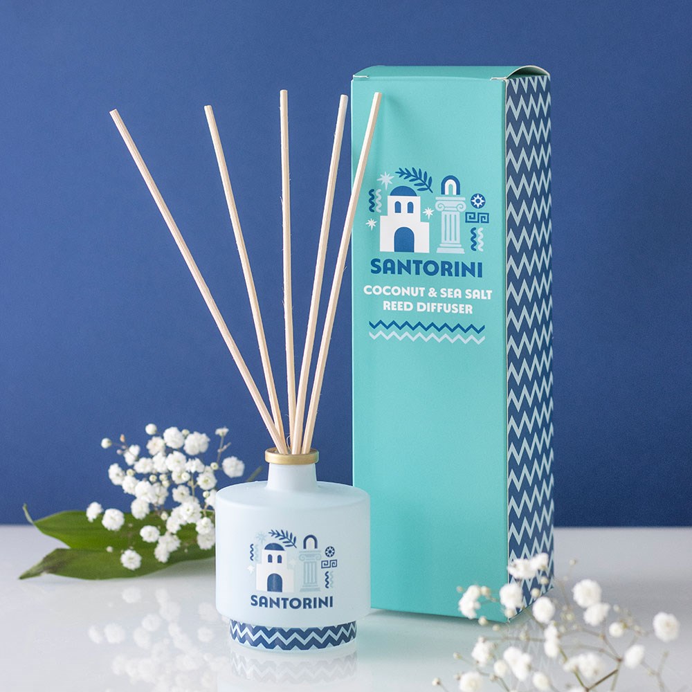 Difusor de Varetas Santorini Coconut & Sea Salt Difusor de ambiente Santorini com varetas e caixa azul com padrão ziguezague