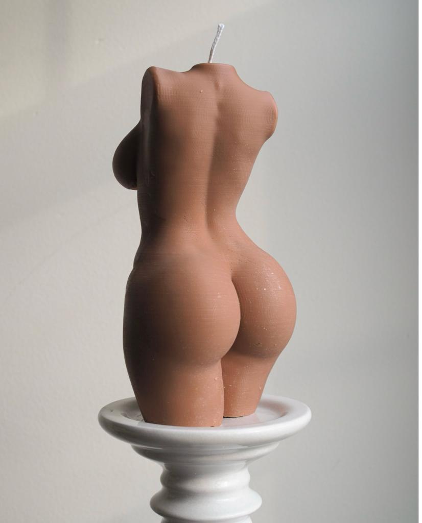 Vela Aromática Corpo Feminino Vela em forma de tronco feminino castanha sobre suporte branco