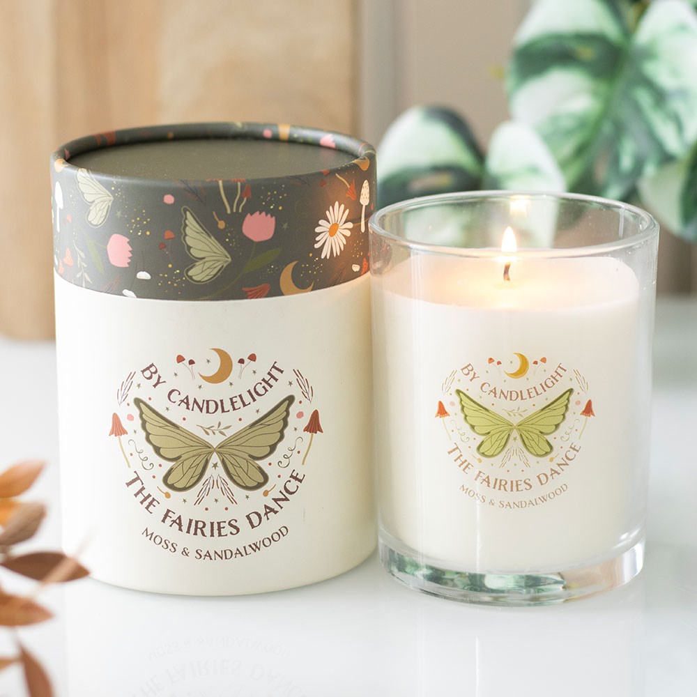 Vela perfumada e embalagem decorativa com padrão de borboletas e flores