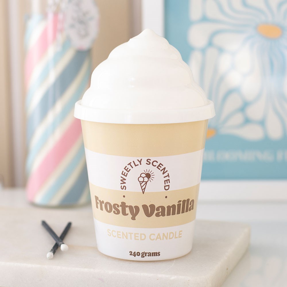 Vela perfumada Frosty Vanilla em recipiente amarelo e branco com tampa branca em forma de chantilly