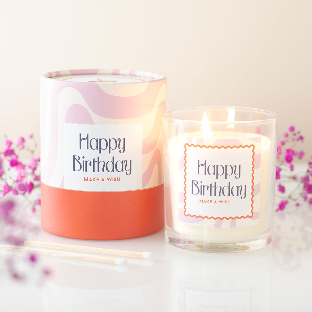 Vela perfumada Happy Birthday com embalagem e fósforos.