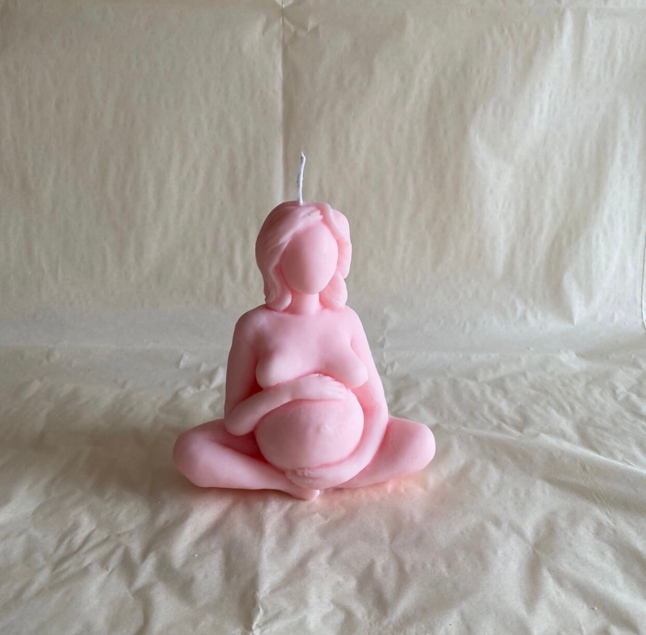 Vela Aromática Grávida Vela rosa em forma de mulher grávida sentada com pernas cruzadas