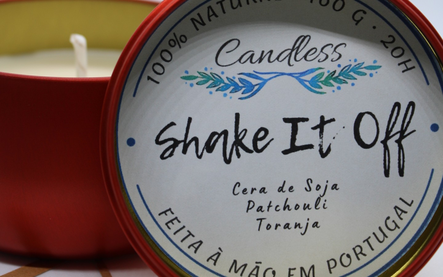 Vela em lata vermelha com tampa escrita