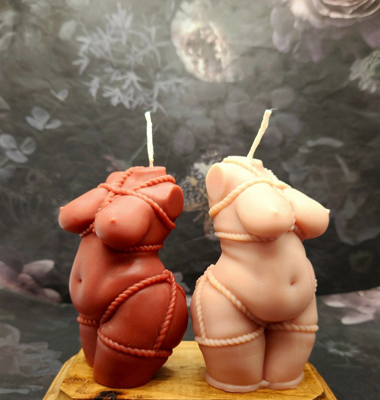Vela Aromática Corpo Feminino duas velas em forma de corpo feminino com cordas decorativas em base de madeira