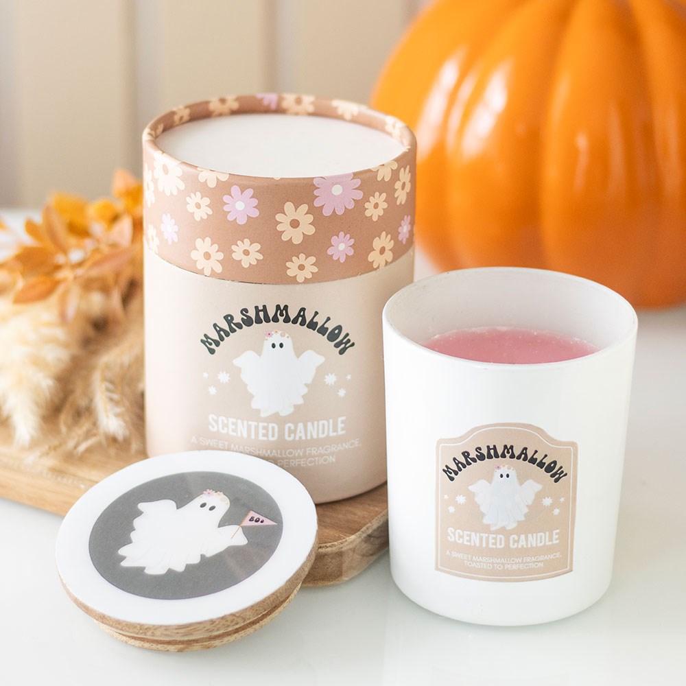 Vela perfumada Marshmallow num pote branco com embalagem e tampa decoradas com flores e fantasma.