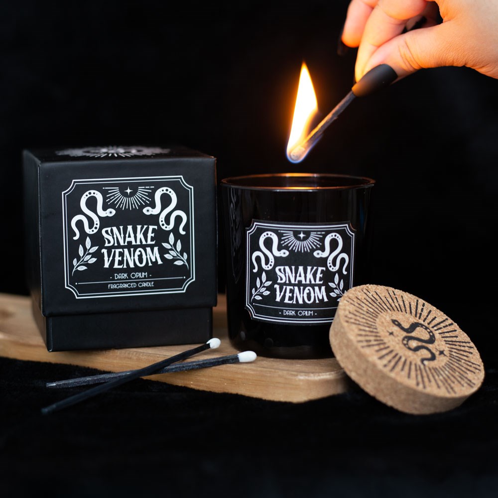 Vela perfumada Snake Venom Dark Opium em copo preto com tampa de cortiça e caixa preta