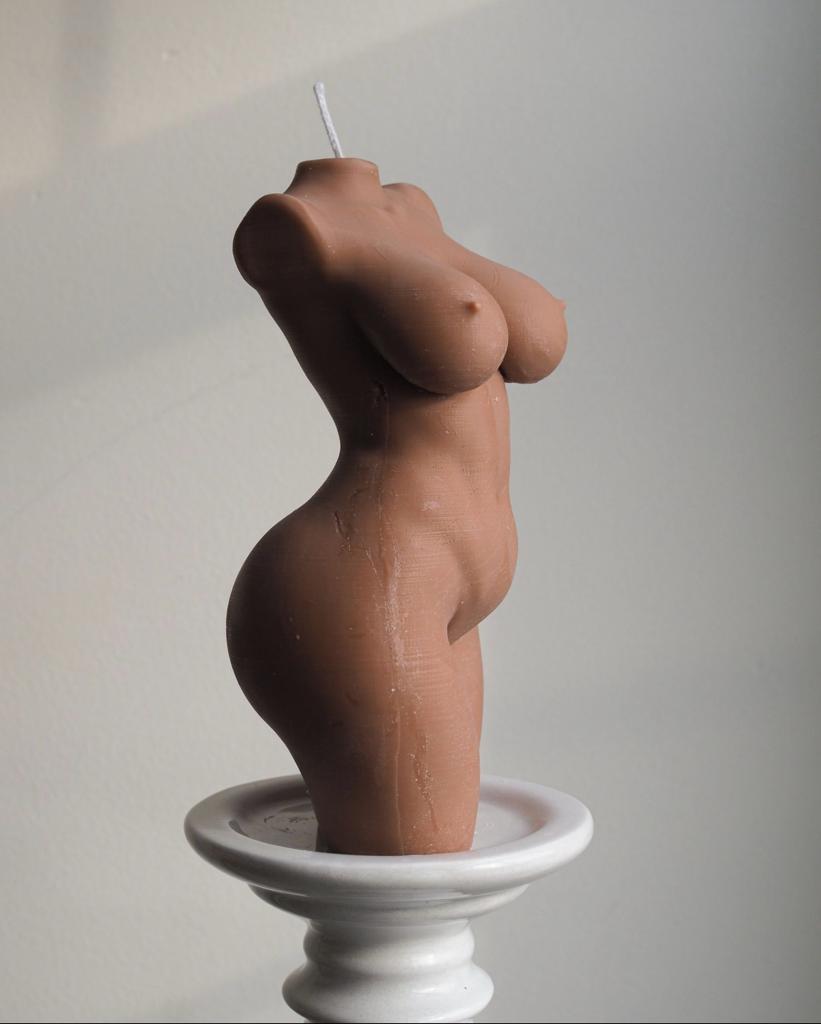 Vela Aromática Corpo Feminino Vela castanha forma busto feminino em suporte branco