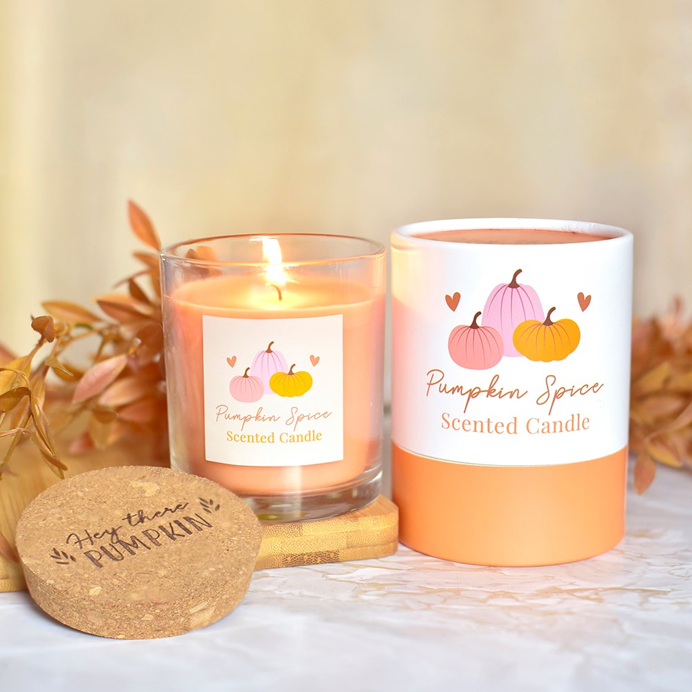 Vela aromática Pumpkin Spice em copo de vidro com tampa de cortiça e embalagem cilíndrica