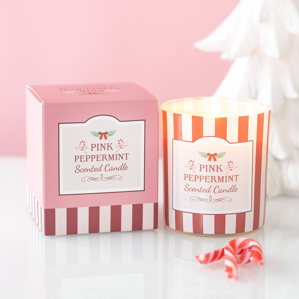 Vela perfumada Pink Peppermint em embalagem rosa e frasco com riscas vermelhas e brancas.