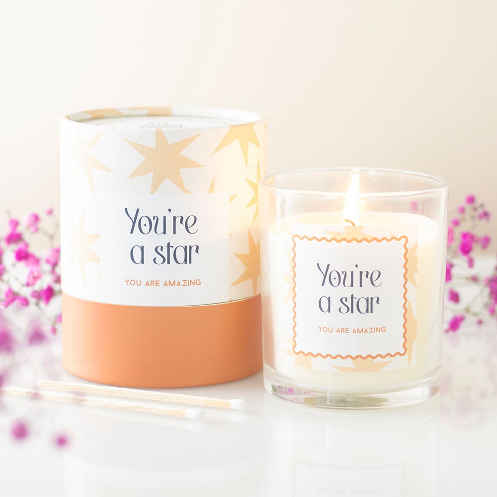 vela aromática com embalagem decorativa e fósforos