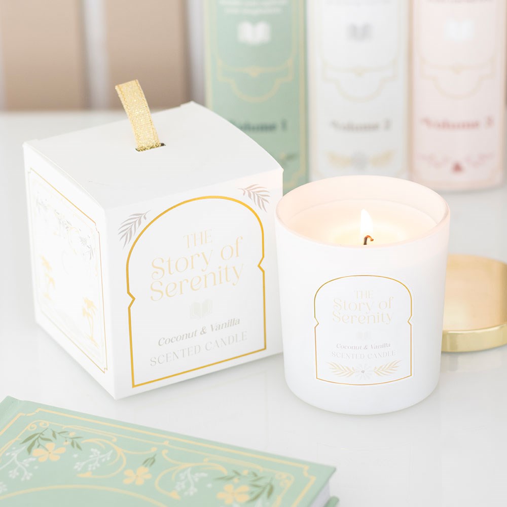 Vela perfumada THE Story of Serenity Coconut & Vanilla com caixa branca e fita dourada