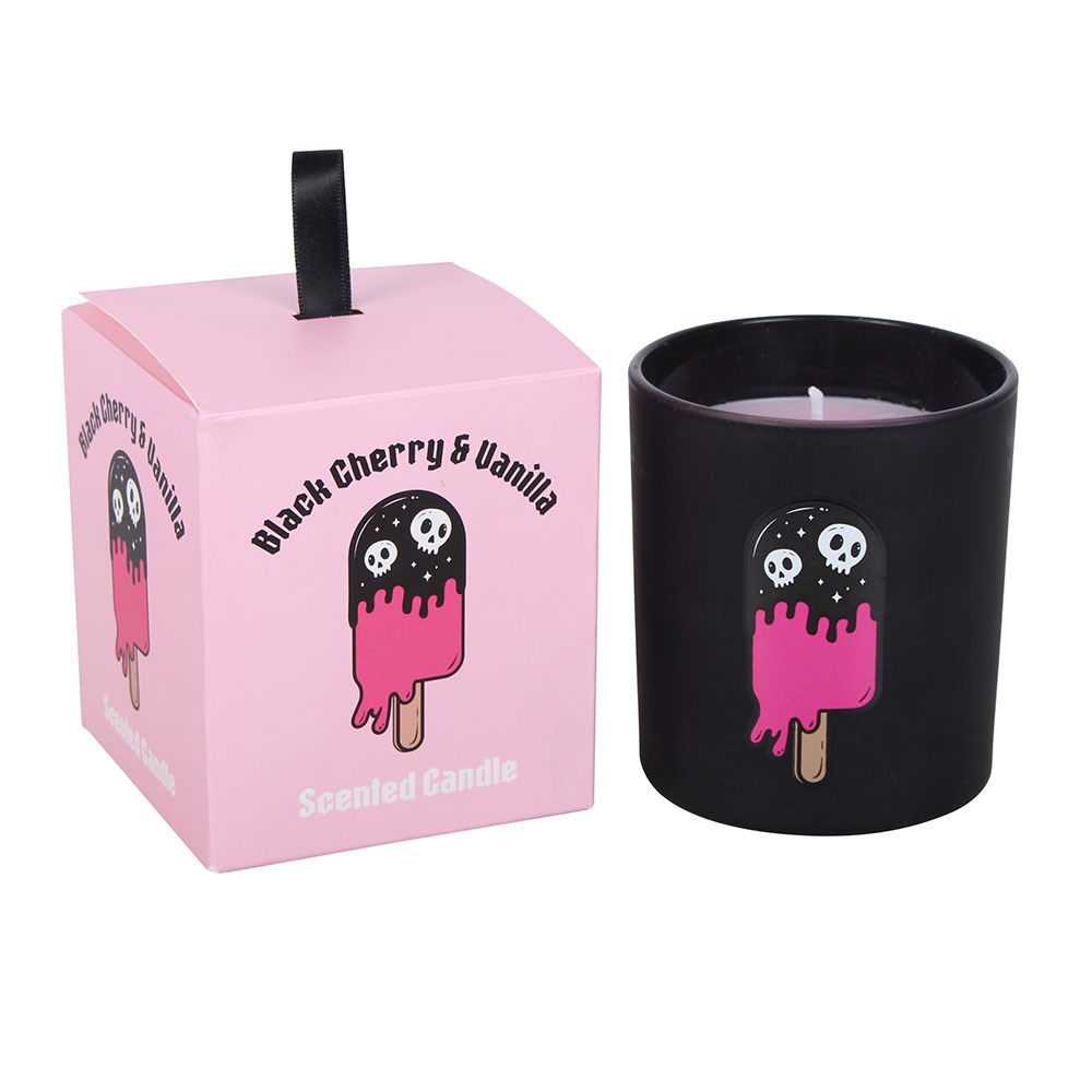 Vela perfumada Black Cherry & Vanilla em vaso preto ao lado da embalagem rosa
