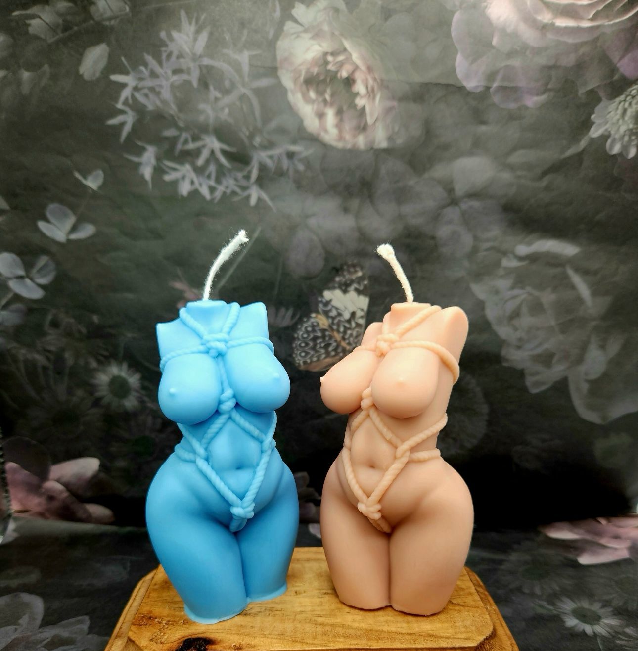Vela Aromática Corpo Feminino Duas velas torso feminino azul e cor de pele com cordas decorativas em base de madeira