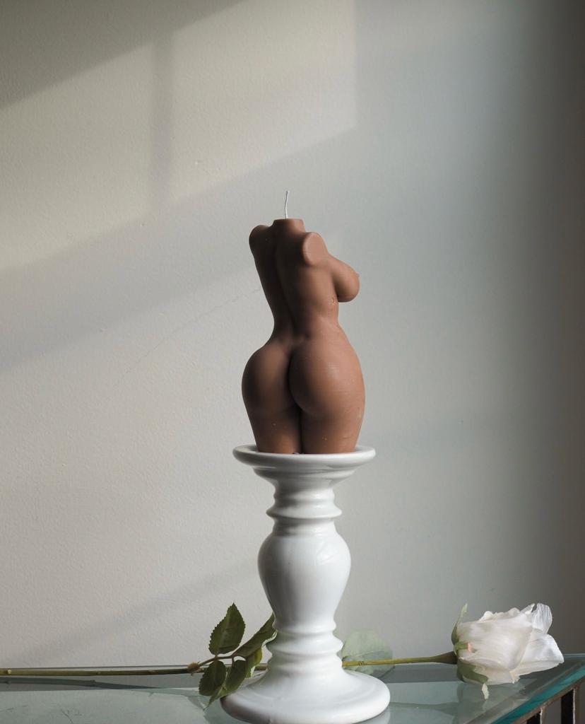 Vela Aromática Corpo Feminino Vela corpo feminino castanha na base branca com rosa branca murcha