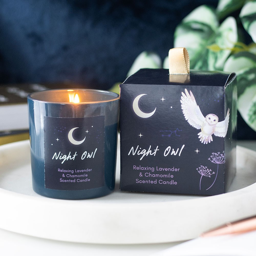 Vela perfumada Night Owl com copo cinzento e caixa preta ilustrada