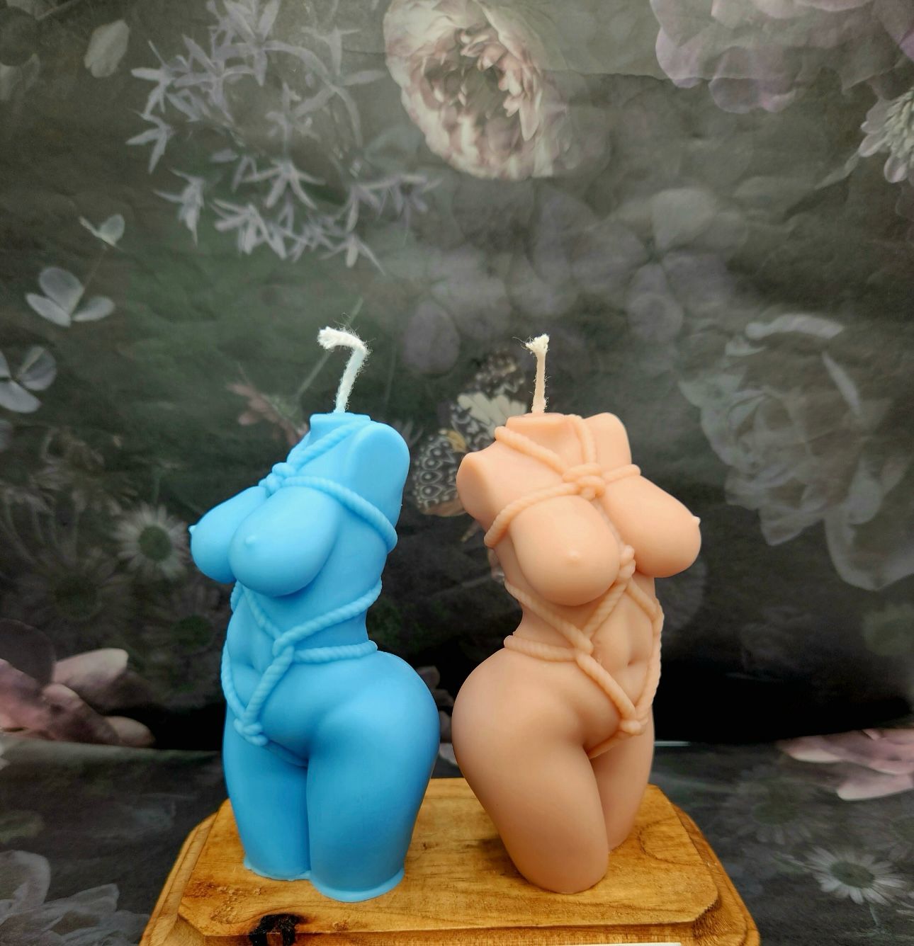 Vela Aromática Corpo Feminino Velas em formato de torso feminino azul e bege com detalhes de cordas sobre base de madeira