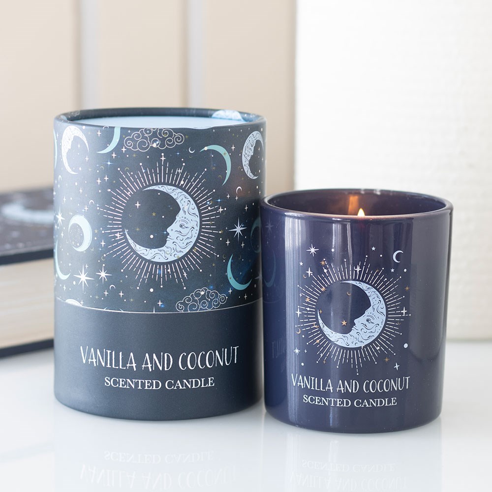 Vela perfumada Vanilla and Coconut com decoração de lua e estrelas e embalagem correspondente.