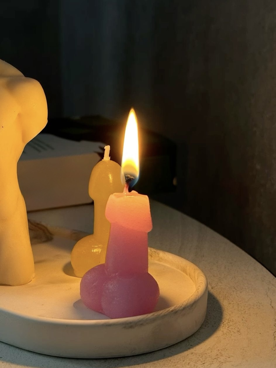 Vela Aromática Pénis Velas em formato anatómico masculino cor-de-rosa e amarelo numa base branca