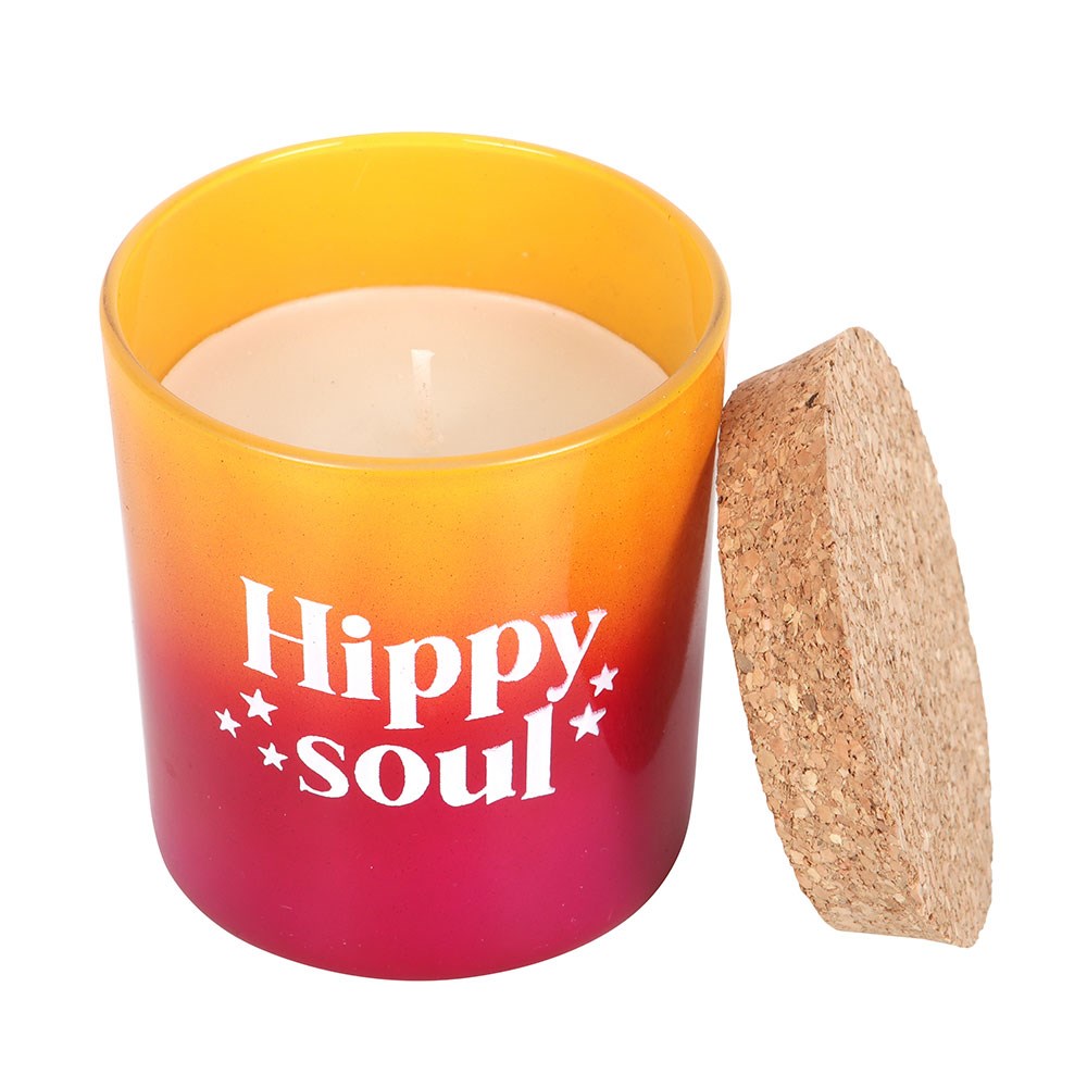 Vela decorativa em copo amarelo para vermelho com texto Hippy soul e tampa de cortiça
