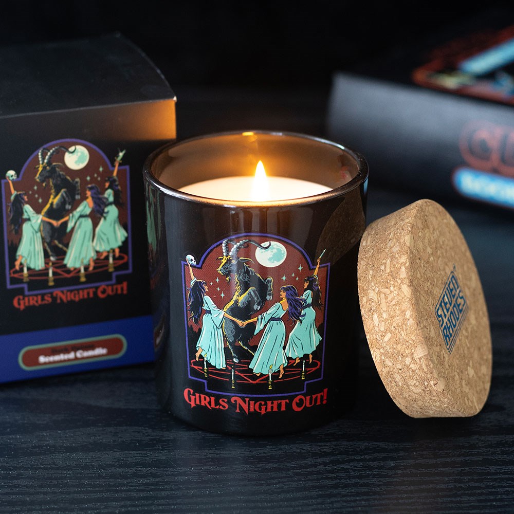 Vela perfumada em recipiente preto com ilustração e texto Girls Night Out