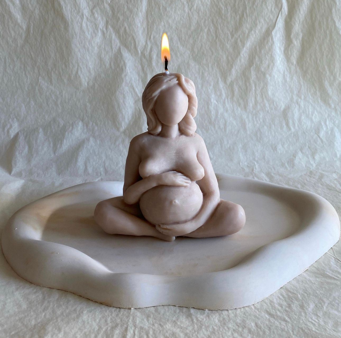Vela Aromática Grávida Vela decorativa em forma de mulher grávida sentada com pernas cruzadas em prato branco