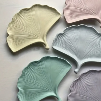 Pratos de cerâmica em forma de folha com diferentes cores pastel