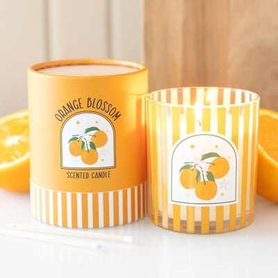 Vela perfumada Orange Blossom em vidro listrado e embalagem amarela com riscas brancas