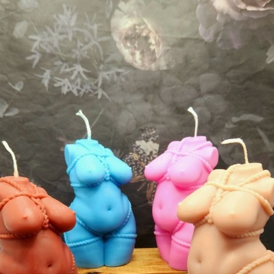 Velas decorativas coloridas em forma de corpo feminino com cordões