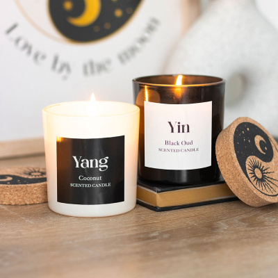 Velas aromáticas Yang e Yin com etiquetas visíveis e tampas de cortiça