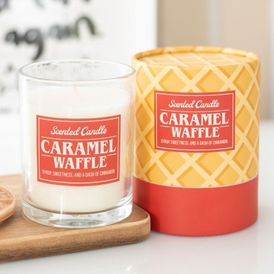 Vela perfumada Caramel Waffle em copo de vidro ao lado da sua embalagem
