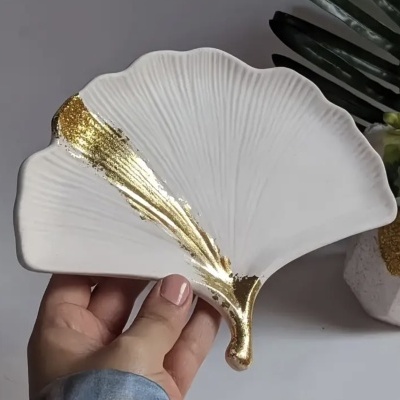 Prato decorativo em cerâmica branca em forma de folha com detalhes dourados
