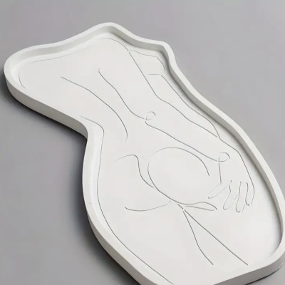 Prato decorativo branco com desenho minimalista do corpo humano