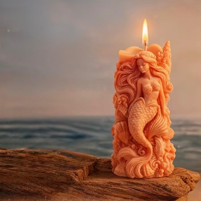 Vela decorativa laranja com escultura de sereia em fundo marítimo