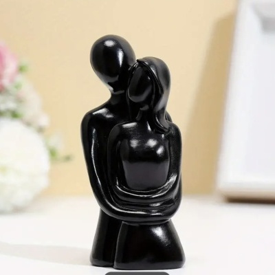 Estátua decorativa preta abstrata de casal abraçado