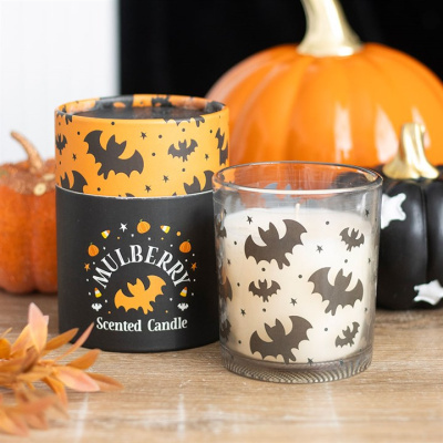 Vela perfumada MULBERRY com padrão de morcegos e embalagem temática de Halloween.