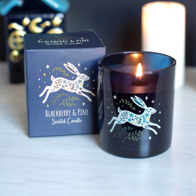 Vela perfumada Blackberry & Pine com caixa azul e ilustração de coelho