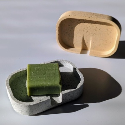 Saboneteira cerâmica dupla cor bege e cinza com sabonete verde quadrado