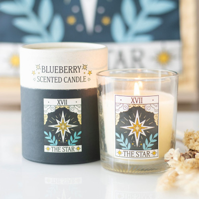Vela perfumada blueberry em vidro com rótulo The Star XVII e embalagem decorativa