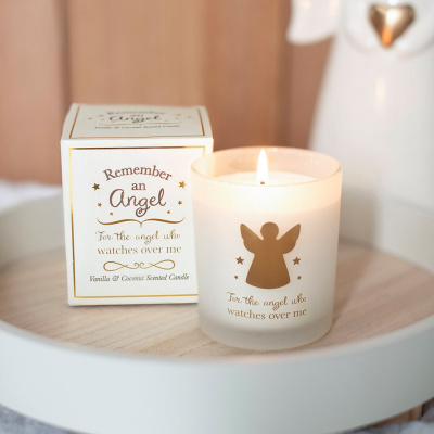 Vela aromática branca com anjo dourado e caixa ao lado
