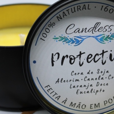 Aromaterapia - Protective / Protetor Vela perfumada em jarra preta com tampa branca e texto decorativo.