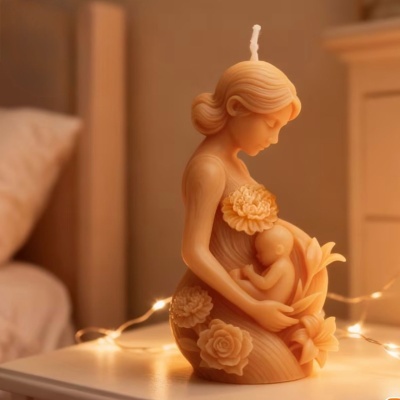 Vela decorativa de mãe com bebé feita em cera bege com detalhes florais
