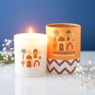Vela perfumada MARRAKESH em copo branco com caixa laranja decorada