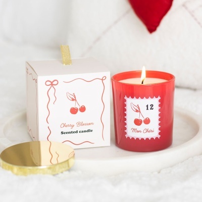Vela perfumada Cherry Blossom em copo vermelho com caixa e tampa dourada