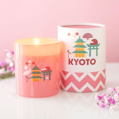 Vela rosa decorada com tema Kyoto com embalagem cilíndrica branca e rosa