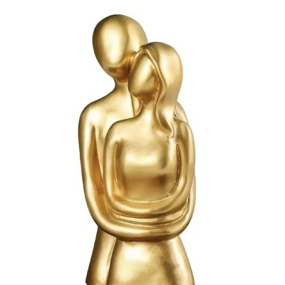 Escultura dourada de casal abraçado