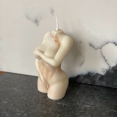 Vela decorativa em forma de corpo feminino creme com detalhes em marrom