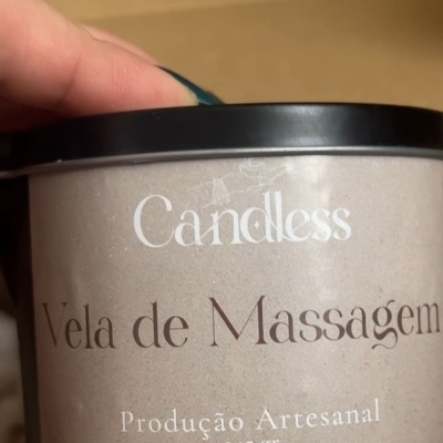 Pote de vela de massagem Candless 145 gramas com tampa preta
