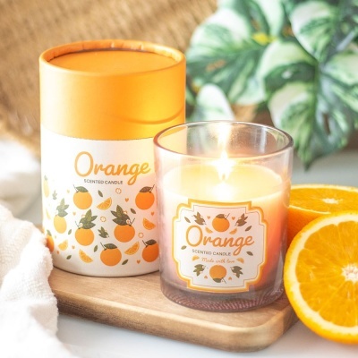 Vela perfumada Orange em copo de vidro e embalagem decorada com laranjas e folhas