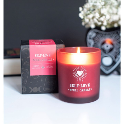 Vela vermelha SELF-LOVE SPELL CANDLE com embalagem preta e vermelha sobre superfície branca
