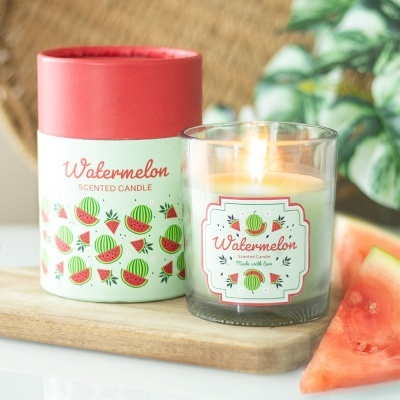 Vela aromática Watermelon em copo de vidro ao lado da embalagem decorada com melancias